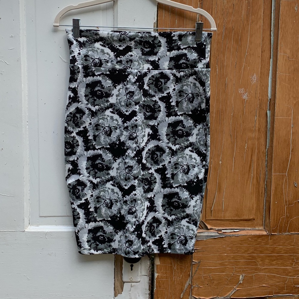 LuLaRoe black shite stretch skirt Size Small